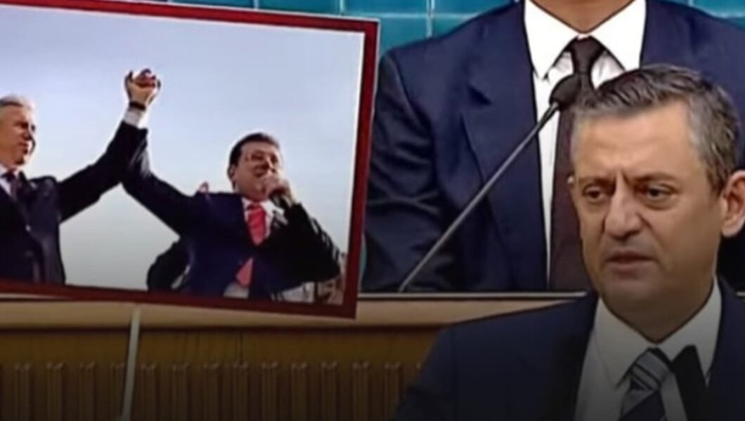 Özgür Özel kürsüde bu fotoğrafı kaldırıp, ‘Ya hep beraber, ya hiçbirimiz’ dedi