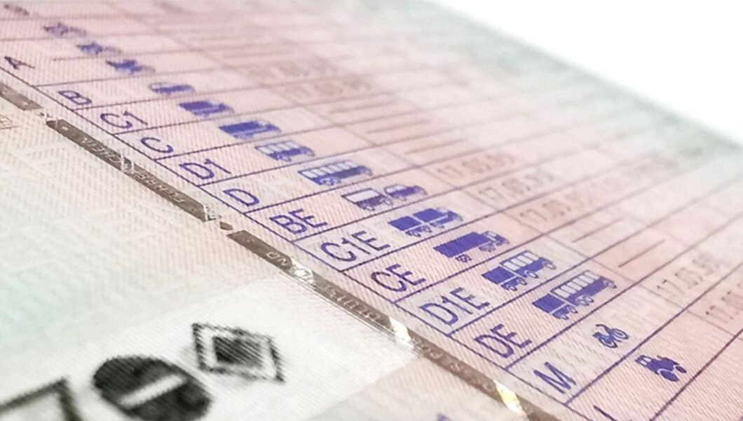 A1 Sınıfı Ehliyet Nedir, Hangi Araçları Kullanır ve Kaç Yaşında Alınır?