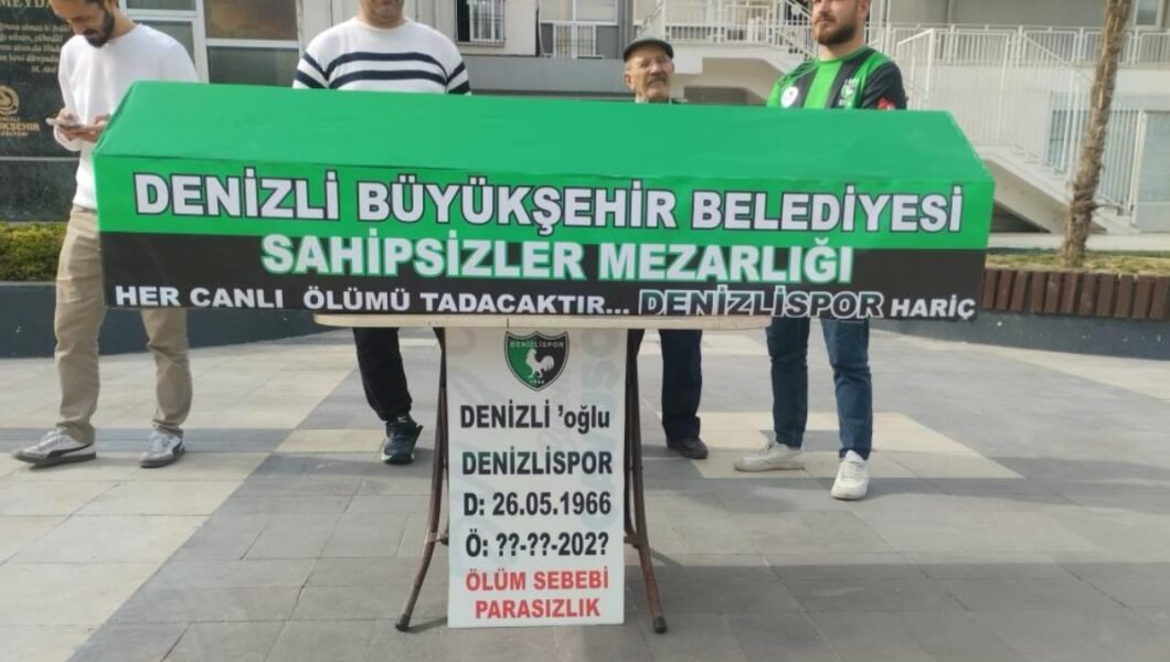 Denizlispor taraftarlarından tabutlu eylem