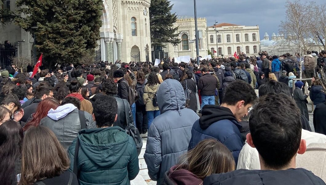 Dün İstanbul Üniversitesi ve ODTÜ’de başlamıştı: Üniversiteliler İmamoğlu’na destek için bugün de ayakta