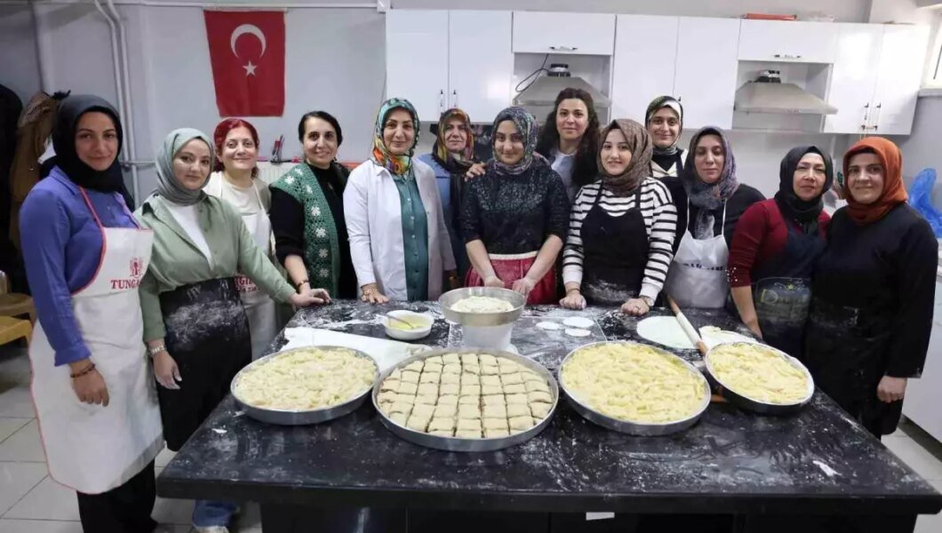 Elazığ’da Kadınlar Aşçılık Kursu ile Bayrama Hazırlanıyor