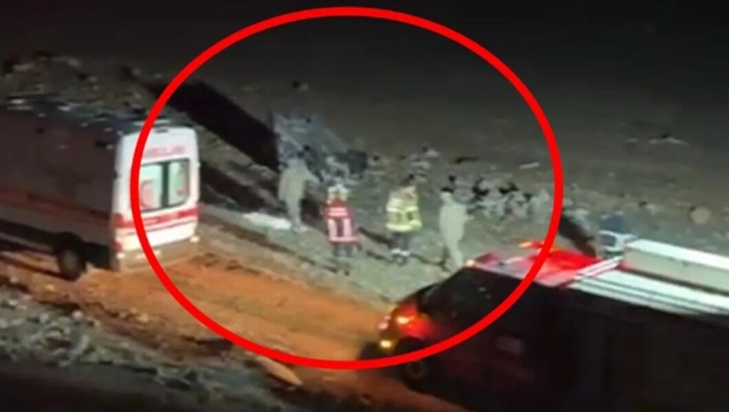 Mardin’de, şarampole devrilen otomobilden fırlayan 2 kişi öldü