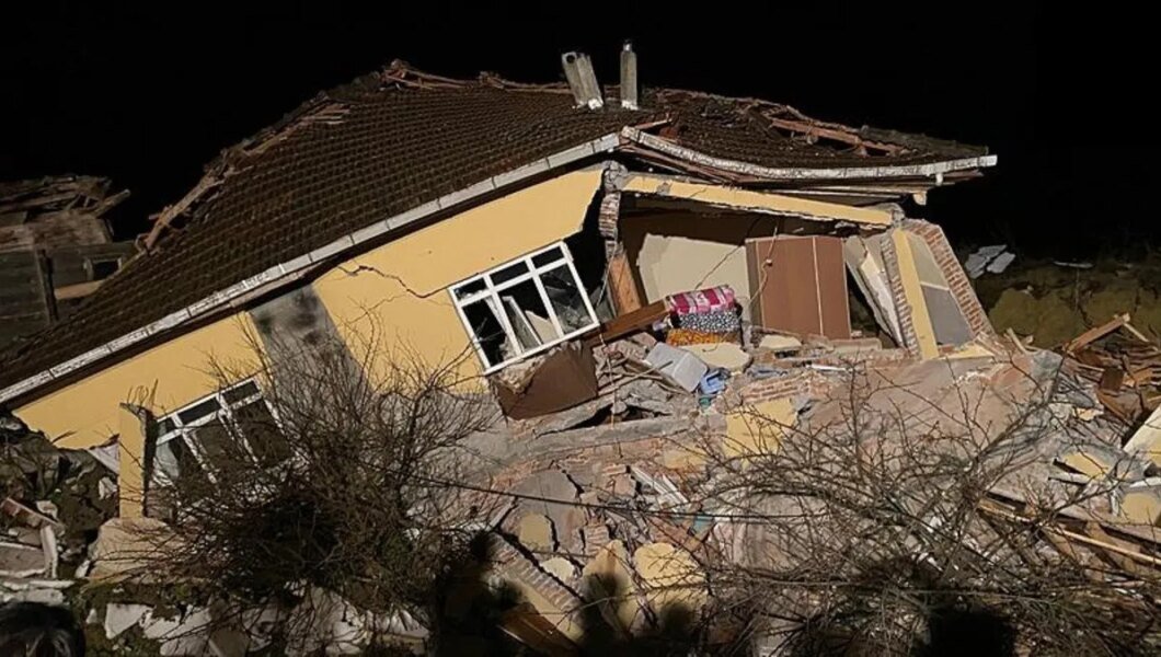Sinop’ta heyelan: 3 ev yıkıldı, 2 kişi yaralı olarak kurtarıldı
