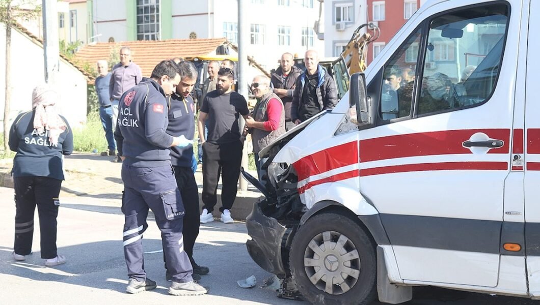 Antalya’da ambulans ile otomobil çarpıştı: Yaralılar var