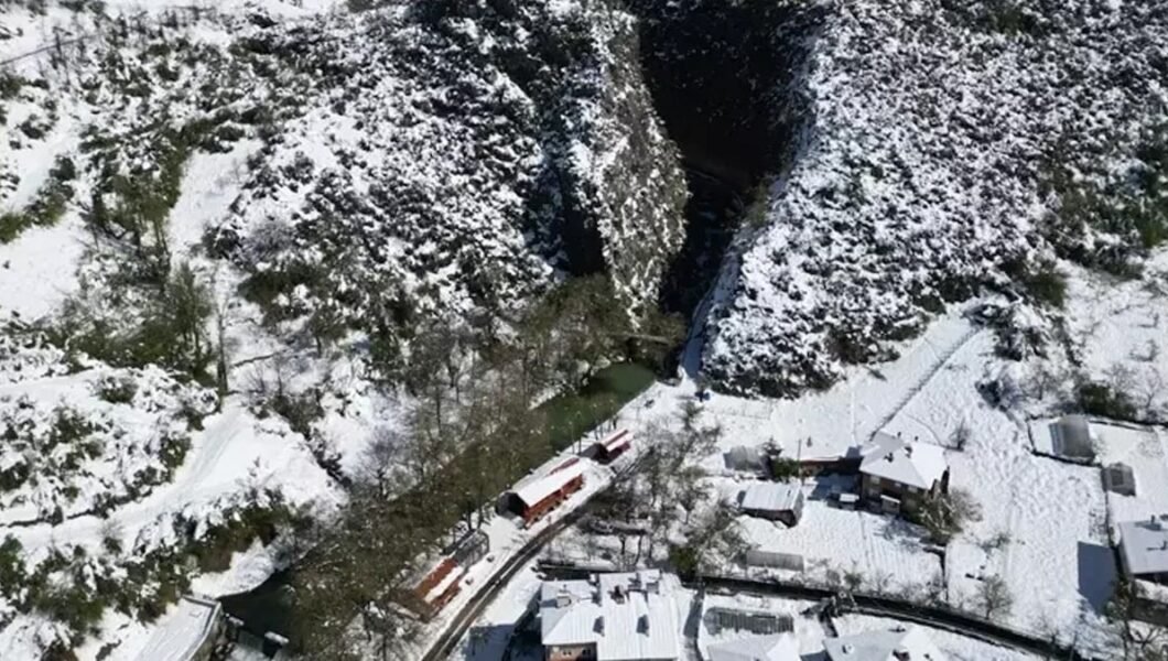 ‘Aşk acısını dindiren şelale’ görenleri büyüledi