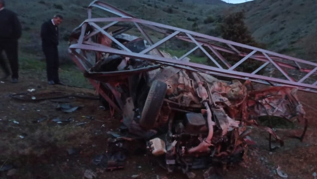 Bingöl’de otomobil elektrik direği çarptı: 1 ölü, 1 yaralı