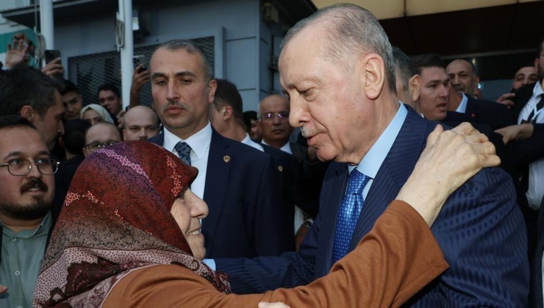 Cumhurbaşkanı Erdoğan, Antalya AK Parti Başkanlığı’nı ziyaret etti