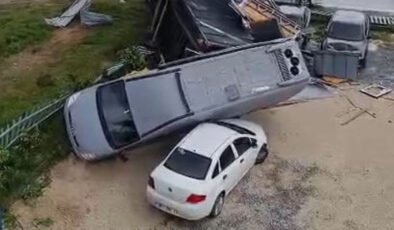 Hortumun havalandırdığı minibüs otomobilin üzerine düştü!