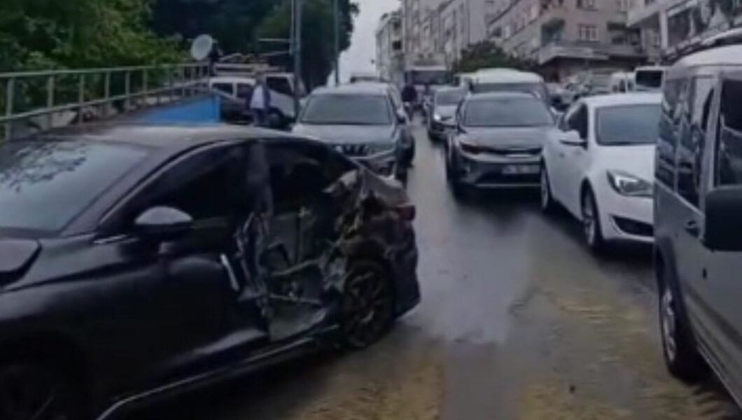 İş makinesi araçlara çarpıp devrildi