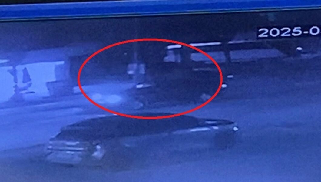 Otomobil aydınlatma direğine çarptı: 2 yaralı